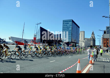 Liverpool, Vereinigtes Königreich. 7. September 2014. Radfahrer, die Teilnahme an Phase 1 der Tour Of Britain in Liverpool Zyklus nach unten den Strang von Liverpools Pier Head an einem heißen sonnigen Nachmittag am 7. September 2014. Die Auftaktetappe gewann Marcel Kittel. Bildnachweis: Pak Hung Chan/Alamy Live-Nachrichten Stockfoto