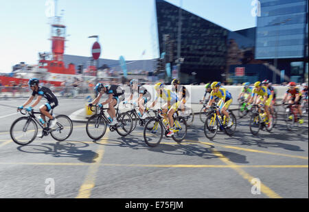 Liverpool, Vereinigtes Königreich. 7. September 2014. Radfahrer, die Teilnahme an Phase 1 der Tour Of Britain in Liverpool Zyklus nach unten den Strang von Liverpools Pier Head an einem heißen sonnigen Nachmittag am 7. September 2014. Die Auftaktetappe gewann Marcel Kittel. Bildnachweis: Pak Hung Chan/Alamy Live-Nachrichten Stockfoto