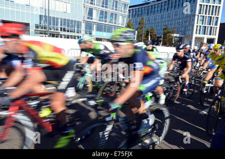 Liverpool, Vereinigtes Königreich. 7. September 2014. Radfahrer, die Teilnahme an Phase 1 der Tour Of Britain in Liverpool Zyklus nach unten den Strang von Liverpools Pier Head an einem heißen sonnigen Nachmittag am 7. September 2014. Die Auftaktetappe gewann Marcel Kittel. Bildnachweis: Pak Hung Chan/Alamy Live-Nachrichten Stockfoto