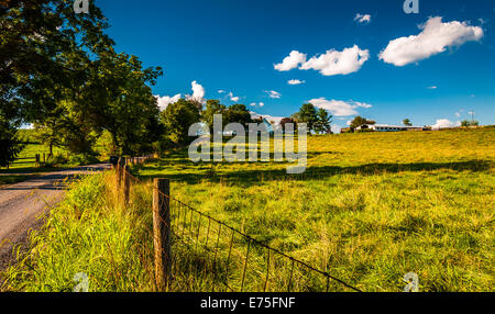 Zaun auf einem Schotterweg im Shenandoah Valley, Virginia. Stockfoto