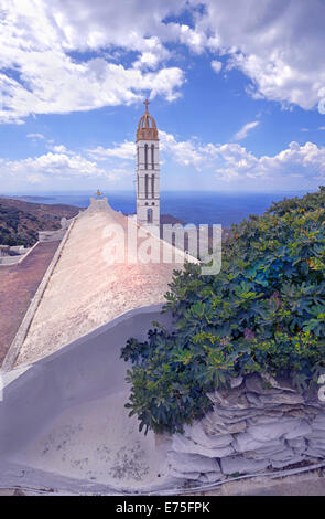 Agia Triada orthodoxen Kirche befindet sich auf eine hervorragende Sicht auf das Meer in Kardiani Dorf auf der Insel Tinos, Kykladen, Griechenland Stockfoto