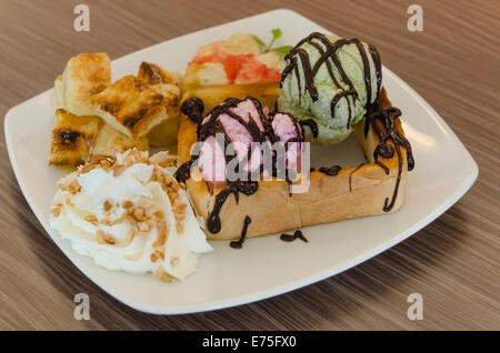 Honig, Toast und Sahne mit Schokoladensauce und Eis Stockfoto