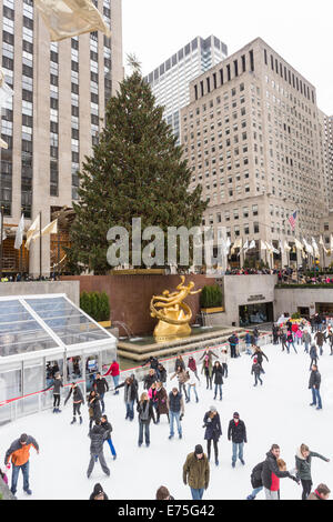 Schlittschuhläufer auf der Eisbahn in der Bahnhofshalle am Rockefeller Center, New York, USA Stockfoto