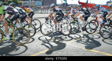 Liverpool, Vereinigtes Königreich. 7. September 2014. Radfahrer, die Teilnahme an Phase 1 der Tour Of Britain in Liverpool Zyklus down The Strand von Liverpool Albert Dock an einem heißen sonnigen Nachmittag am 7. September 2014. Die Auftaktetappe gewann Marcel Kittel. Bildnachweis: Pak Hung Chan/Alamy Live-Nachrichten Stockfoto