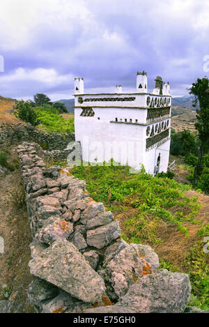 Ein ausgedehntes Netz von Wanderwegen führt zu den ältesten Taubenschläge der Ägäis in Tarambados, Insel Tinos, Kykladen, Griechenland Stockfoto