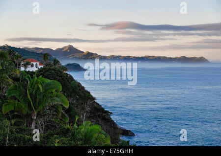 Friedlichen Sonnenaufgang mit Blick auf den Pazifischen Ozean in Puerto Vallarta, Mexiko Stockfoto