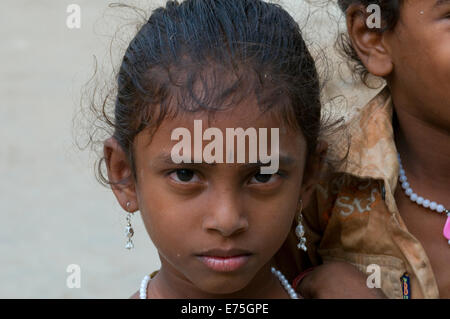 Schwüle aussehende indische Mädchen schaut tief in Kamera in Tiruvannamalai am Fuße des Heiligen Berg Arunachala Südindien Stockfoto