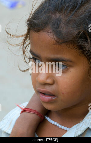 Indische Mädchen mit Schwester den Arm um die Schulter in Tiruvannamalai am Fuße des Heiligen Berg Arunachala Südindien Stockfoto