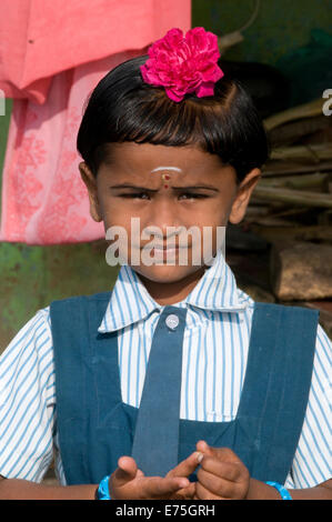 Indische Mädchen in Schule Outfit und Blume im Haar in Süd-Indien Arunachala Hill Tiruvannamalai Stockfoto