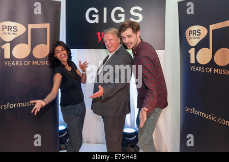 London, UK. 7. September 2014.  Unterstützt durch den Bürgermeister von London, The Grand Finale des Gigs großen Busk, fand Großbritanniens größte Straßenmusik-Wettbewerb im Westfield Stratford vor großen Publikum.   Im Bild: Munira Mirza (Bürgermeister-Stellvertreter für Bildung und Kultur), Guy Fletcher, (Vorsitzender PRS for Music) und Tom Butler, Gewinner des best original Song. Bildnachweis: Stephen Chung/Alamy Live-Nachrichten Stockfoto