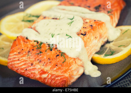 Gegrilltes Lachsfilet mit Dillsauce Stockfoto