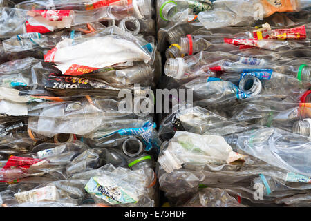 Abgeflacht und komprimierte Cubes von Kunststoffflaschen Stockfoto