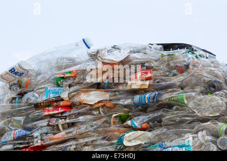 Abgeflacht und komprimierte Cubes von Kunststoffflaschen Stockfoto