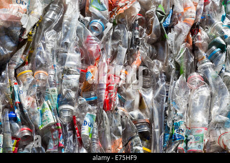 Abgeflacht und komprimierte Cubes von Kunststoffflaschen Stockfoto