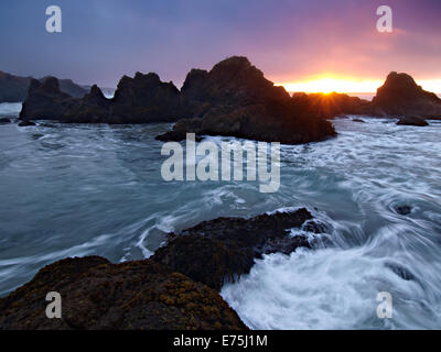 Dramatischen Sonnenuntergang am Glas Beach in Fort Bragg kalifornischen Küste Stockfoto