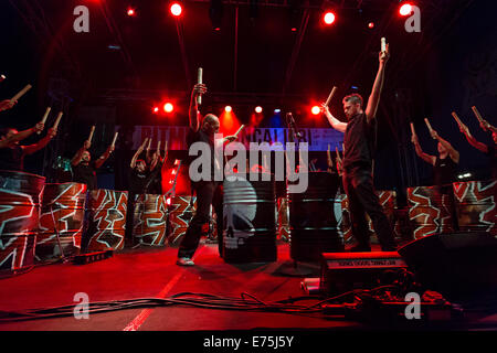 Tambours Du Bronx, eine französische industrielle Percussiongruppe führt in Turin mit extremer Energie während der Free Festival "Star 2014". © Andrea Kätzchen/Pacific Press/Alamy Live-Nachrichten Stockfoto