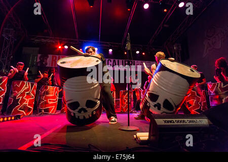 Tambours Du Bronx, eine französische industrielle Percussiongruppe führt in Turin mit extremer Energie während der Free Festival "Star 2014". © Andrea Kätzchen/Pacific Press/Alamy Live-Nachrichten Stockfoto