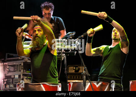 Tambours Du Bronx, eine französische industrielle Percussiongruppe führt in Turin mit extremer Energie während der Free Festival "Star 2014". © Andrea Kätzchen/Pacific Press/Alamy Live-Nachrichten Stockfoto