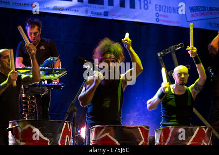 Tambours Du Bronx, eine französische industrielle Percussiongruppe führt in Turin mit extremer Energie während der Free Festival "Star 2014". © Andrea Kätzchen/Pacific Press/Alamy Live-Nachrichten Stockfoto