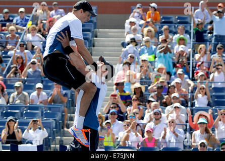 New York, USA. 7. Sep, 2014. Bob Bryan und Mike Bryan der Vereinigten Staaten feiern nach der Herren Doppel-Finale gegen Marcel Granollers und Marc Lopez aus Spanien am 2014 US Open in New York, Vereinigte Staaten, 7. September 2014-Spiel. Bob Bryan und Mike Bryan gewann Spiel 2: 0 und holte sich den Titel. Bildnachweis: Wang Lei/Xinhua/Alamy Live-Nachrichten Stockfoto