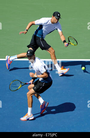 New York, USA. 7. Sep, 2014. Bob Bryan und Mike Bryan der Vereinigten Staaten konkurrieren während der Herren Doppel Finale gegen Marcel Granollers und Marc Lopez aus Spanien am 2014 US Open in New York, Vereinigte Staaten, 7. September 2014. Bob Bryan und Mike Bryan gewann Spiel 2: 0 und holte sich den Titel. Bildnachweis: Wang Lei/Xinhua/Alamy Live-Nachrichten Stockfoto