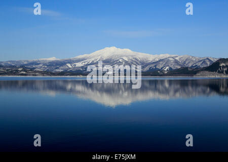 See Tazawa und Mount Akita-Komagatake Stockfoto