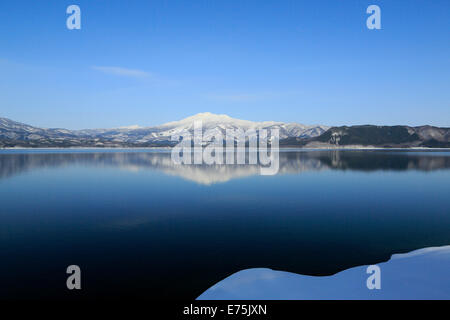 See Tazawa und Mount Akita-Komagatake Stockfoto