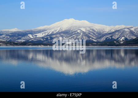 See Tazawa und Mount Akita-Komagatake Stockfoto