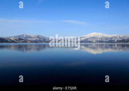 See Tazawa und Mount Akita-Komagatake Stockfoto