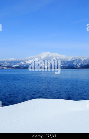 See Tazawa und Mount Akita-Komagatake Stockfoto