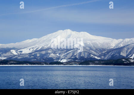 See Tazawa und Mount Akita-Komagatake Stockfoto