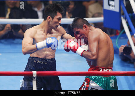 Punkte nach 10 Runden. 5. Sep, 2014. (L-R) Ryota Murata (JPN), Adrian Luna (MEX), 5. September 2014 - Boxen: Boxen mittleren Gewicht Kampf im Yoyogi 2. Gymnasium, Tokio, Japan. Ryota Murata gewann den Kampf nach Punkten nach 10 Runden. © Yusuke Nakanishi/AFLO SPORT/Alamy Live-Nachrichten Stockfoto