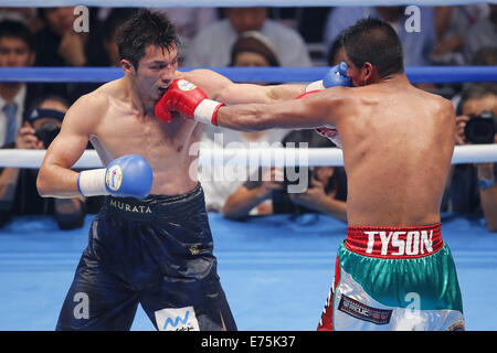 Punkte nach 10 Runden. 5. Sep, 2014. (L-R) Ryota Murata (JPN), Adrian Luna (MEX), 5. September 2014 - Boxen: Boxen mittleren Gewicht Kampf im Yoyogi 2. Gymnasium, Tokio, Japan. Ryota Murata gewann den Kampf nach Punkten nach 10 Runden. © Yusuke Nakanishi/AFLO SPORT/Alamy Live-Nachrichten Stockfoto