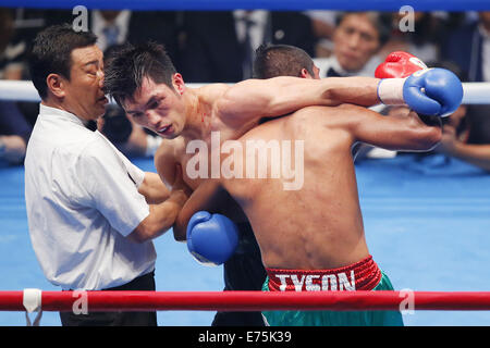 Punkte nach 10 Runden. 5. Sep, 2014. (L-R) Ryota Murata (JPN), Adrian Luna (MEX), 5. September 2014 - Boxen: Boxen mittleren Gewicht Kampf im Yoyogi 2. Gymnasium, Tokio, Japan. Ryota Murata gewann den Kampf nach Punkten nach 10 Runden. © Yusuke Nakanishi/AFLO SPORT/Alamy Live-Nachrichten Stockfoto