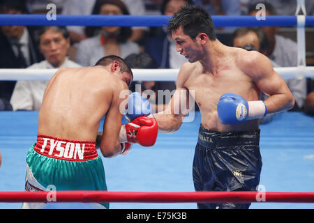 Punkte nach 10 Runden. 5. Sep, 2014. (L-R) Adrian Luna (MEX), Ryota Murata (JPN), 5. September 2014 - Boxen: Boxen mittleren Gewicht Kampf im Yoyogi 2. Gymnasium, Tokio, Japan. Ryota Murata gewann den Kampf nach Punkten nach 10 Runden. © Yusuke Nakanishi/AFLO SPORT/Alamy Live-Nachrichten Stockfoto