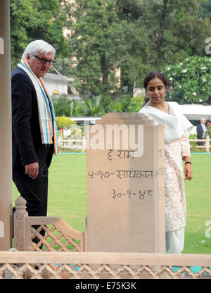 Neu-Delhi, Indien. 7. Sep, 2014. Deutscher Außenminister Frank-Walter Steinmeier (L) besucht das Gandhi Memorial in New Delhi, Indien, am 7. September 2014. © Partha Sarkar/Xinhua/Alamy Live-Nachrichten Stockfoto