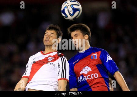 Buenos Aires, Argentinien. 7. Sep, 2014. Rodrigo Mora (L) von River Plate wetteifert um den Ball mit Ignacio Canuto von Tigre während des Spiels der argentinischen First Division, in der Antonio Vespucio Liberti Stadion in Buenos Aires, Argentinien, am 7. September 2014. © Martin Zabala/Xinhua/Alamy Live-Nachrichten Stockfoto