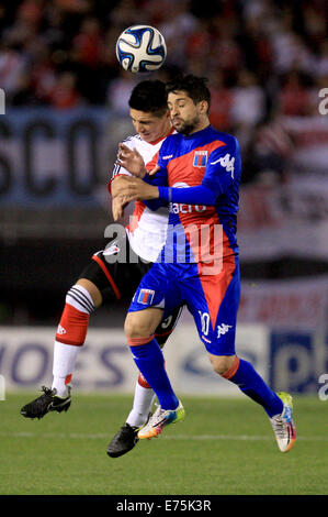 Buenos Aires, Argentinien. 7. Sep, 2014. Matias Kraneviter (L) von River Plate wetteifert um den Ball mit Lucas Wilchez von Tigre während des Spiels der argentinischen First Division in der Antonio Vespucio Liberti Stadion in Buenos Aires, Argentinien, am 7. September 2014. © Martin Zabala/Xinhua/Alamy Live-Nachrichten Stockfoto