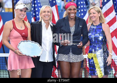 Flushing Meadows, New York, USA. 07. Sep, 2014. US Open, Billie Jean King National Tennis Center, Flushing Meadow, New York. Serena Williams (USA) gegen Caroline Wozniacki im Finale Damen-Einzel. Martina Navratilova und Chris Evert mit den Spielern und ihren Trophäen gewann Williams in 2 sets 6: 3 und 6: 3. Bildnachweis: Aktion Plus Sport/Alamy Live-Nachrichten Stockfoto