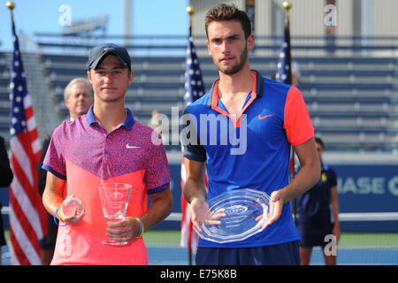 Flushing Meadows, New York, USA. 07. Sep, 2014. US Open Tennis, Junioren Herren Einzel Finale. QUentin Halys (Fra) gegen Omar Jasika (Aus). Die Spieler mit ihren Trophäen Credit: Action Plus Sport/Alamy Live News Stockfoto