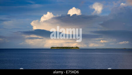 Tropische Insel vor der Spitze von Kavieng, Papua-Neu-Guinea Stockfoto