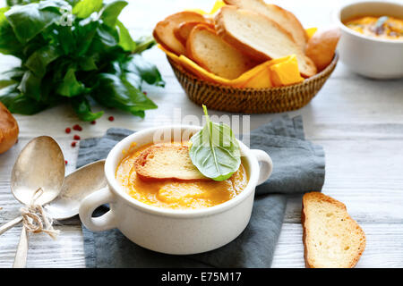 Suppe von Erbsenpüree in Terrine Stockfoto