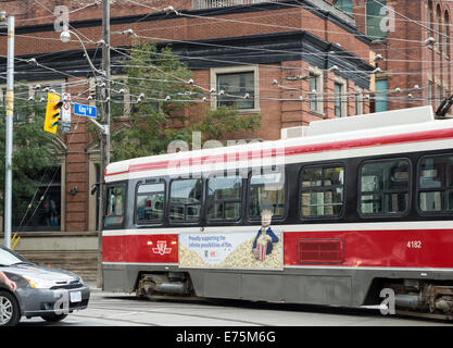 TTC Toronto Streetcar, auch bekannt als The Red Rocket, Drehen der King Street in Downtown Toronto, Ontario, Kanada Stockfoto