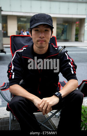 Tokio, Japan. 8. Sep, 2014. Japanische Kunden Line-up vor dem iPhone 6 Start in Ginza, Tokio am 8. September 2014. Der erste Kunde in der Schlange Mr. Watanabe (22 Jahre alt) wartet vor dem Apple Store in Ginza, Tokio. Die Studentin wartet seit dem 7. September und plant, lagern, vor dem Ginza Store für potenziell 2 Wochen bis zum neuen iPhone 6 Start auf seiner Homepage mit einem Countdown-Timer, ein live-Stream-Ereignis, das am 9. September zu ihrem neuen Produkt-Lineup bekannt in den USA stattfinden wird. Bildnachweis: Aflo Co. Ltd./Alamy Live-Nachrichten Stockfoto
