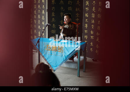 (140908)--Peking, 8. September 2014 (Xinhua)--Kunstlehrer Wudi führt Storytelling Storytelling House "Cheng Shu Guan" in Peking, Hauptstadt von China, 7. September 2014. Wu Di ist eine erlernte Kunstlehrer arbeiten mit der Experimental High School angebracht zu Beijing Normal University. Unterdessen ist Wu, der in einer Vielzahl von traditionellen chinesischen Künsten geübt ist, als ein Meister der Malerei Klassenzimmer "Cheng Guan Tang" und ein Superstar des Geschichtenerzählens Haus "Cheng Shu Guan" bekannt. Mit den Schwerpunkten in der traditionellen chinesischen Malerei in der Schule, Wu hat einen Traum, die traditionelle chinesischen Kultur seit verbreiten die Stockfoto