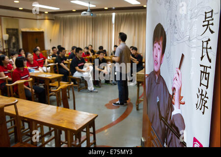 (140908)--Peking, 8. September 2014 (Xinhua)--Kunstlehrer Wu Di gibt die erste Klasse dieses Semesters zu seinen Studenten an der Experimental High School Beijing Nomral Universität angeschlossen in Peking, Hauptstadt von China, 3. September 2014. Wu Di ist eine erlernte Kunstlehrer arbeiten mit der Experimental High School angebracht zu Beijing Normal University. Unterdessen ist Wu, der in einer Vielzahl von traditionellen chinesischen Künsten geübt ist, als ein Meister der Malerei Klassenzimmer "Cheng Guan Tang" und ein Superstar des Geschichtenerzählens Haus "Cheng Shu Guan" bekannt. Mit den Schwerpunkten in der traditionellen chinesischen Malerei in der Schule Stockfoto