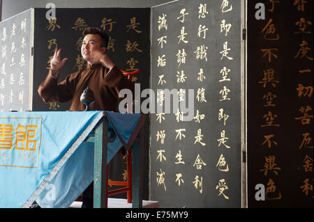 (140908)--Peking, 8. September 2014 (Xinhua)--Kunstlehrer Wudi führt Storytelling Storytelling House "Cheng Shu Guan" in Peking, Hauptstadt von China, 7. September 2014. Wu Di ist eine erlernte Kunstlehrer arbeiten mit der Experimental High School angebracht zu Beijing Normal University. Unterdessen ist Wu, der in einer Vielzahl von traditionellen chinesischen Künsten geübt ist, als ein Meister der Malerei Klassenzimmer "Cheng Guan Tang" und ein Superstar des Geschichtenerzählens Haus "Cheng Shu Guan" bekannt. Mit den Schwerpunkten in der traditionellen chinesischen Malerei in der Schule, Wu hat einen Traum, die traditionelle chinesischen Kultur seit verbreiten die Stockfoto