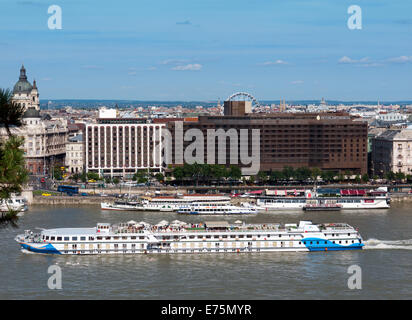 Großen Flusskreuzfahrtschiff auf der Donau, Budapest, Ungarn Stockfoto