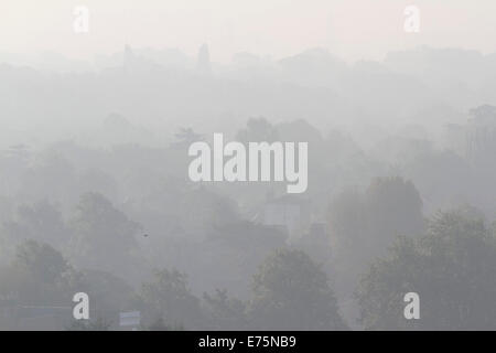 Wimbledon, London, UK. 08. Sep, 2014. UK-Wetter. Bäume und Landschaft in Morgen Dunst Kredit abgedeckt: Amer Ghazzal/Alamy Live-Nachrichten Stockfoto