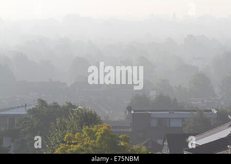 Wimbledon, London, UK. 08. Sep, 2014. UK-Wetter. Bäume und Landschaft in Morgen Dunst Kredit abgedeckt: Amer Ghazzal/Alamy Live-Nachrichten Stockfoto